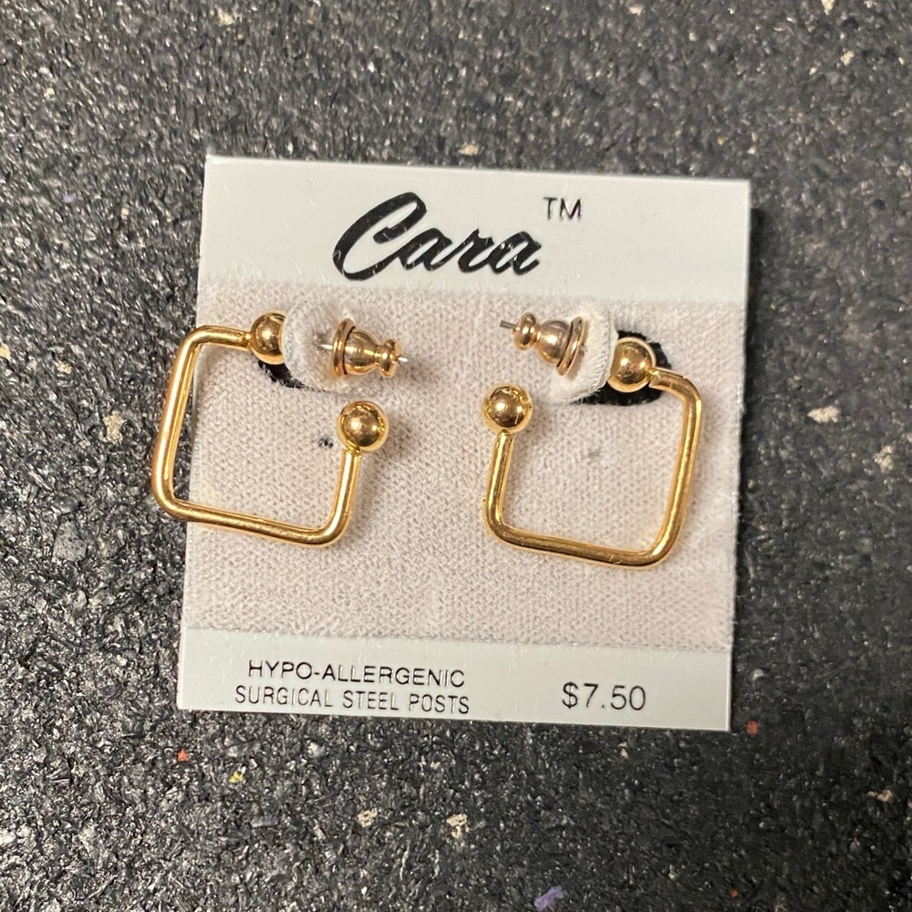 Cara 90s Gold Square Earrings 16$